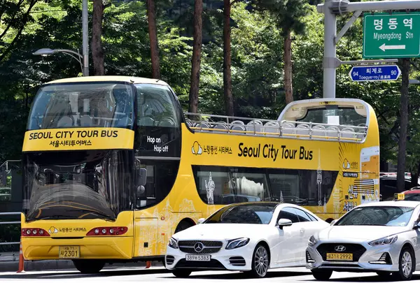 Seul şehri tur otobüsü, popüler turistik yer, 12 Eylül 2021 'de Güney Kore' nin başkenti Seul 'de büyük turistik noktalarda duruyor.