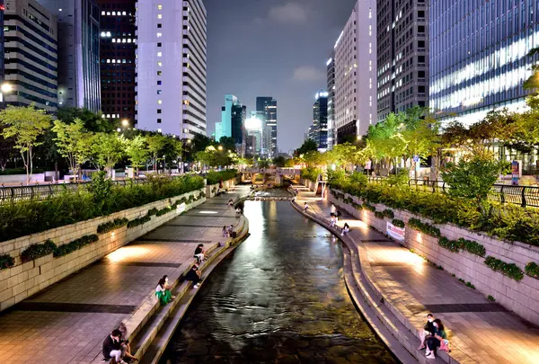 10 Eylül 2021 'de Güney Kore' nin başkenti Seul 'deki halk parkında Cheonggyecheon Stream' de dinlenen insanlar