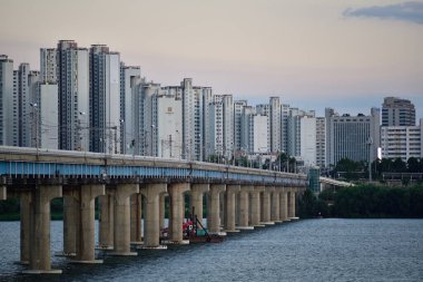 Han Nehri, Hangang ve 15 Eylül 2021 'de Güney Kore' nin başkenti Seul şehir manzarası.