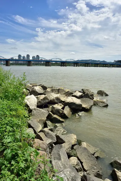 Han Nehri, Hangang ve 5 Eylül 2021 'de Güney Kore' nin başkenti Seul şehir manzarası.