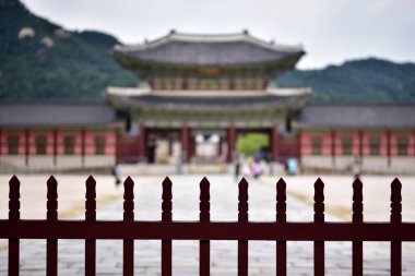 Güney Kore 'nin başkenti Seul' deki Joseon hanedanının Gyeongbokgung kraliyet sarayının giriş kapısı seçici odak noktası.