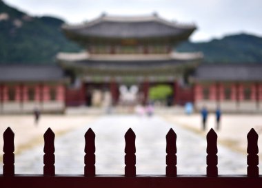 Güney Kore 'nin başkenti Seul' deki Joseon hanedanının Gyeongbokgung kraliyet sarayının giriş kapısı seçici odak noktası.