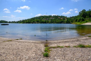 Doğu Sırbistan 'da Bor kenti yakınlarındaki bir yapay göl olan Bor Gölü (Borsko jezero) manzarası