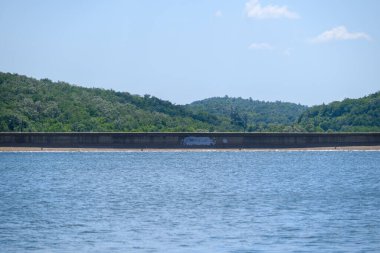 Doğu Sırbistan 'da Bor kenti yakınlarındaki bir yapay göl olan Bor Gölü (Borsko jezero) manzarası