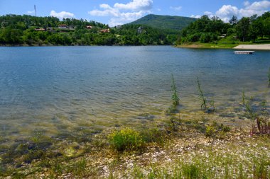 Doğu Sırbistan 'da Bor kenti yakınlarındaki bir yapay göl olan Bor Gölü (Borsko jezero) manzarası