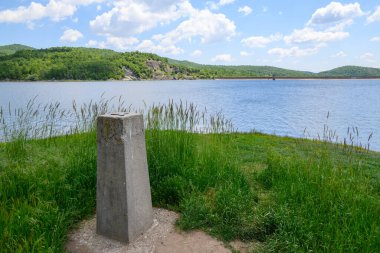 Doğu Sırbistan 'da Bor kenti yakınlarındaki bir yapay göl olan Bor Gölü (Borsko jezero) manzarası