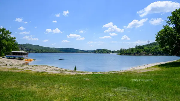 Doğu Sırbistan 'da Bor kenti yakınlarındaki bir yapay göl olan Bor Gölü (Borsko jezero) manzarası