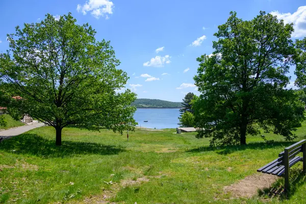 Doğu Sırbistan 'da Bor kenti yakınlarındaki bir yapay göl olan Bor Gölü (Borsko jezero) manzarası