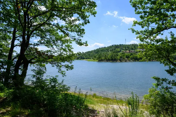Doğu Sırbistan 'da Bor kenti yakınlarındaki bir yapay göl olan Bor Gölü (Borsko jezero) manzarası