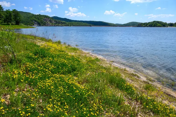 Doğu Sırbistan 'da Bor kenti yakınlarındaki bir yapay göl olan Bor Gölü (Borsko jezero) manzarası