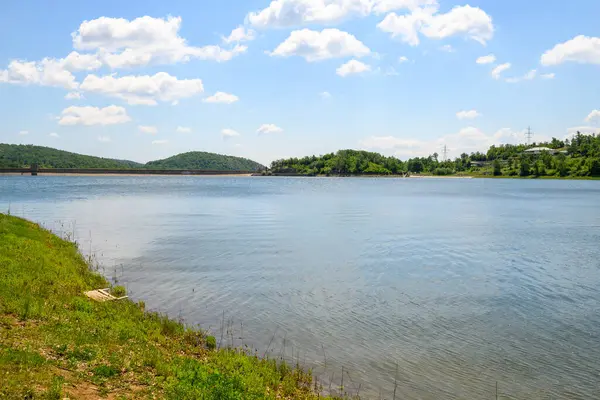 Doğu Sırbistan 'da Bor kenti yakınlarındaki bir yapay göl olan Bor Gölü (Borsko jezero) manzarası