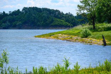 Doğu Sırbistan 'da Bor kenti yakınlarındaki bir yapay göl olan Bor Gölü (Borsko jezero) manzarası
