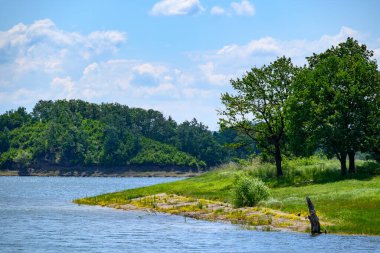 Doğu Sırbistan 'da Bor kenti yakınlarındaki bir yapay göl olan Bor Gölü (Borsko jezero) manzarası