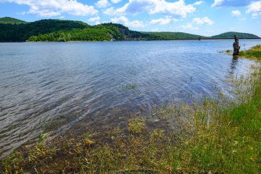 Doğu Sırbistan 'da Bor kenti yakınlarındaki bir yapay göl olan Bor Gölü (Borsko jezero) manzarası