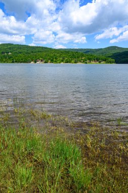Doğu Sırbistan 'da Bor kenti yakınlarındaki bir yapay göl olan Bor Gölü (Borsko jezero) manzarası