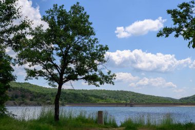 Doğu Sırbistan 'da Bor kenti yakınlarındaki bir yapay göl olan Bor Gölü (Borsko jezero) manzarası