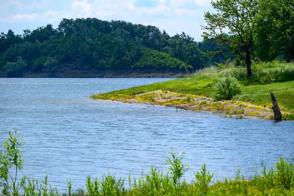 Doğu Sırbistan 'da Bor kenti yakınlarındaki bir yapay göl olan Bor Gölü (Borsko jezero) manzarası
