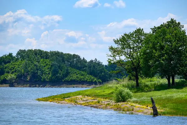 Doğu Sırbistan 'da Bor kenti yakınlarındaki bir yapay göl olan Bor Gölü (Borsko jezero) manzarası