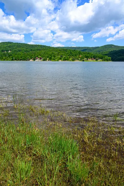 Doğu Sırbistan 'da Bor kenti yakınlarındaki bir yapay göl olan Bor Gölü (Borsko jezero) manzarası