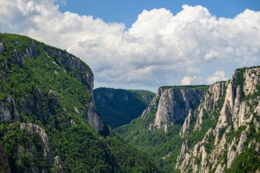 Doğu Sırbistan 'ın Bor kenti yakınlarındaki en derin ve en uzun kanyonu olan Lazar Kanyonu' nun (Lazarev kanjon) manzarası