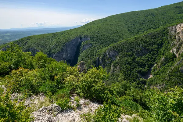 Doğu Sırbistan 'ın Bor kenti yakınlarındaki en derin ve en uzun kanyonu olan Lazar Kanyonu' nun (Lazarev kanjon) manzarası