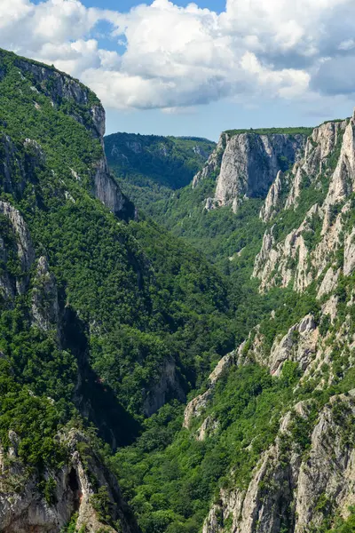 Doğu Sırbistan 'ın Bor kenti yakınlarındaki en derin ve en uzun kanyonu olan Lazar Kanyonu' nun (Lazarev kanjon) manzarası