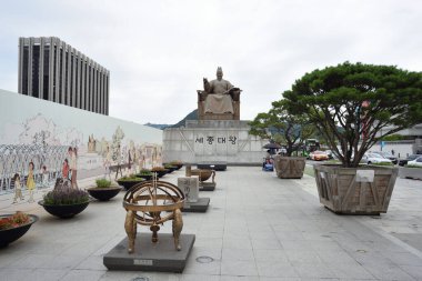 Gwanghwamun Meydanı ve Büyük Kral Sejong 'un 5 Eylül 2021 tarihinde Güney Kore' nin başkenti Seul 'deki Gwanghwamun Plaza' daki heykeli.