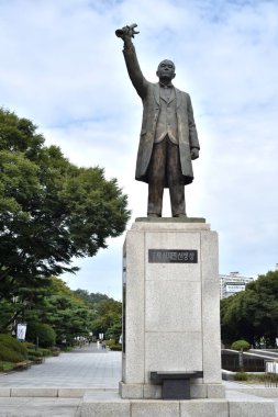 Kore bağımsızlık eylemcisi Seo Jae-pil 'in 19 Eylül 2021' de Güney Kore 'deki Seodaemun Bağımsızlık Parkı' ndaki heykeli.