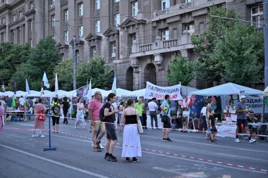 İsyan İnisiyatifi Üniversitesi, Sırp hükümeti önünde 14 Haziran 2025 'te Sırbistan' ın başkenti Belgrad 'da yolsuzluğa karşı öğrenci ve üniversite profesörlerini protesto etti.