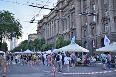 İsyan İnisiyatifi Üniversitesi, Sırp hükümeti önünde 14 Haziran 2025 'te Sırbistan' ın başkenti Belgrad 'da yolsuzluğa karşı öğrenci ve üniversite profesörlerini protesto etti.