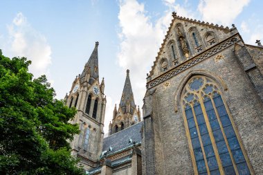 Çek Cumhuriyeti 'nin Prag eyaletinin Vinohrady ilçesindeki Namesti Miru Meydanı' ndaki St. Ludmila Bazilikası, Neo-Gotik Katolik kilisesi.