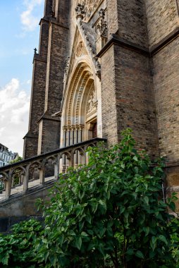Çek Cumhuriyeti 'nin Prag eyaletinin Vinohrady ilçesindeki Namesti Miru Meydanı' ndaki St. Ludmila Bazilikası, Neo-Gotik Katolik kilisesi.