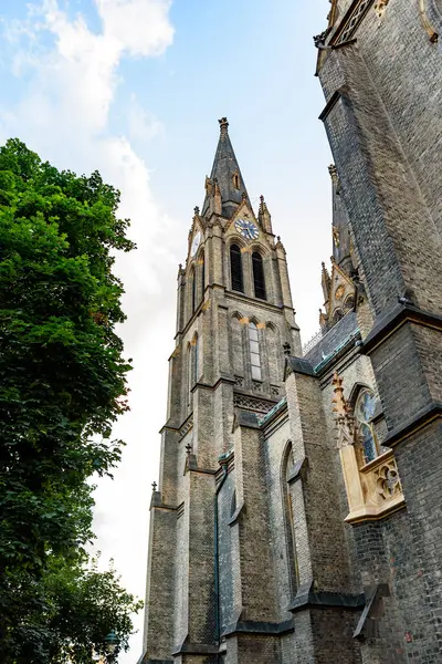 Çek Cumhuriyeti 'nin Prag eyaletinin Vinohrady ilçesindeki Namesti Miru Meydanı' ndaki St. Ludmila Bazilikası, Neo-Gotik Katolik kilisesi.