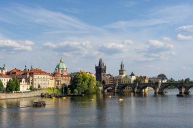 5 Temmuz 2025 'te Çek Cumhuriyeti' nin Prag kentindeki Vltava nehri ve Prag eski şehir manzarası üzerindeki ikonik Charles Köprüsü 'nün panoramik görüntüsü