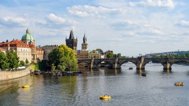 5 Temmuz 2025 'te Çek Cumhuriyeti' nin Prag kentindeki Vltava nehri ve Prag eski şehir manzarası üzerindeki ikonik Charles Köprüsü 'nün panoramik görüntüsü