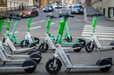 Çek Cumhuriyeti 'nin başkenti Prag' ın tarihi merkezine 5 Temmuz 2025 'te park edilmiş limon halk elektrikli scooterları.