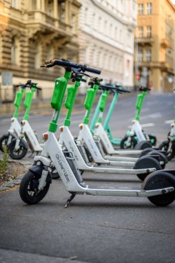 Çek Cumhuriyeti 'nin başkenti Prag' ın tarihi merkezine 5 Temmuz 2025 'te park edilmiş limon halk elektrikli scooterları.