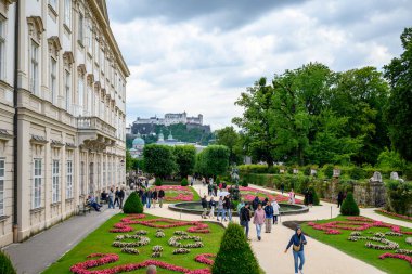 Mirabell Sarayı ve Bahçeleri, UNESCO sitesi barok neoklasik tarihi bina ve 11 Temmuz 2025 tarihinde Avusturya 'nın Salzburg kentinde popüler turizm merkezi.