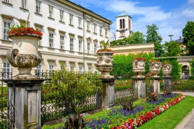 Mirabell Sarayı ve Bahçeleri, UNESCO sitesi barok neoklasik tarihi bina ve 11 Temmuz 2025 tarihinde Avusturya 'nın Salzburg kentinde popüler turizm merkezi.