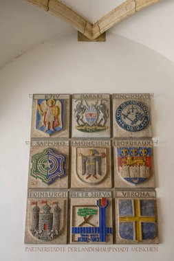 13 Temmuz 2025 'te Almanya' nın başkenti Bavyera 'da Marienplatz Meydanı' nda bulunan Neues Rathaus, Münih 'teki Münih ortaklık şehirleri, şehir yönetimi ve konsey binası