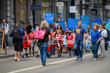 Molenbeek 'in Brüksel 2030 girişimine destek yürüyüşü, Avrupa Kültür Başkenti 2030 unvanı için 15 Temmuz 2025' te Brüksel, Belçika 'da teklif sunuyor.