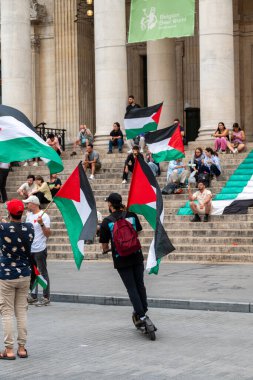 Belçika 'nın başkenti Brüksel' deki Place de la Bourse meydanında 15 Temmuz 2025 'te İsrail' in Gazze Şeridi 'ndeki saldırılarına son verilmesini talep eden insanlar Filistin' e destek gösterileri düzenledi.