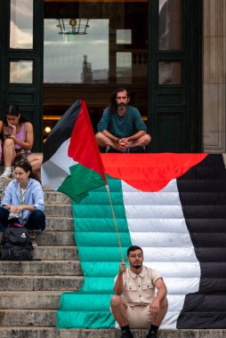 Belçika 'nın başkenti Brüksel' deki Place de la Bourse meydanında 15 Temmuz 2025 'te İsrail' in Gazze Şeridi 'ndeki saldırılarına son verilmesini talep eden insanlar Filistin' e destek gösterileri düzenledi.