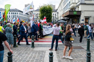 Çeşitli Avrupa ülkelerinden çiftçiler 16 Temmuz 2025 'te Brüksel, Belçika' daki Avrupa Parlamentosu önünde tarım sübvansiyonundaki kesintileri protesto ettiler