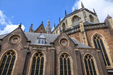 22 Temmuz 2025 'te Hollanda' nın Haarlem kentindeki Grote Markt meydanında yer alan Reformist Protestan Kilisesi, Saint Bavo Grote Kerk Kilisesi.