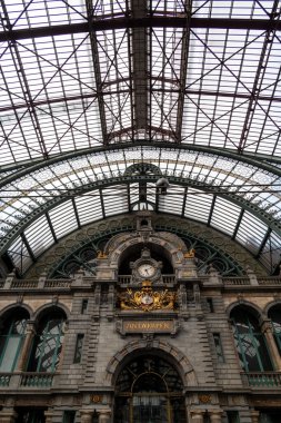 Dünyanın en güzel tren istasyonlarından biri olarak kabul edilen Antwerpen-Centraal tren istasyonunun üst katındaki saat, 18 Temmuz 2025 tarihinde Belçika 'nın Antwerp kentindeki ana tren istasyonu.