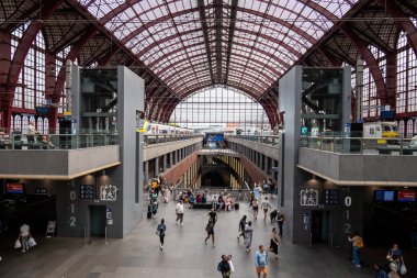 Dünyanın en güzel tren istasyonlarından biri olarak kabul edilen Antwerpen-Centraal tren istasyonundaki platformlar, 18 Temmuz 2025 tarihinde Belçika 'nın Antwerp kentindeki ana tren istasyonu.