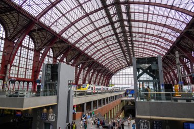 Dünyanın en güzel tren istasyonlarından biri olarak kabul edilen Antwerpen-Centraal tren istasyonu, 18 Temmuz 2025 'te Belçika' nın Antwerp kentindeki ana tren istasyonu.