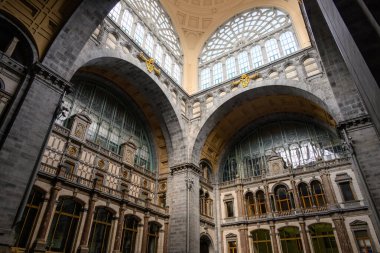 Dünyanın en güzel tren istasyonlarından biri olarak kabul edilen Antwerpen-Centraal tren istasyonunun giriş salonu, 18 Temmuz 2025 tarihinde Belçika 'nın Antwerp kentindeki ana tren istasyonu.