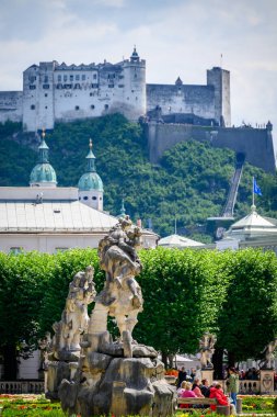 Avusturya 'nın Salzburg kentindeki Festungsberg tepesinin tepesindeki tarihi Salzburg ve Hohensalzburg Kalesi 11 Temmuz 2025